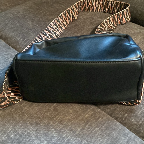 Olivia & Kate Women's Vegan Leather Black Everyday Crossbody/ shoulder bag new - Picture 4 of 8